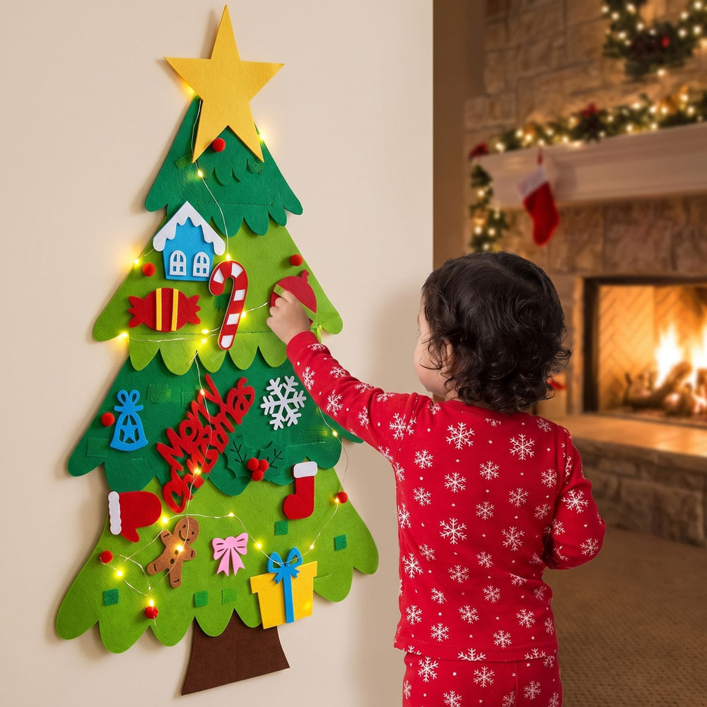 Niña decorando el árbol de Navidad de fieltro con luces junto a la chimenea
