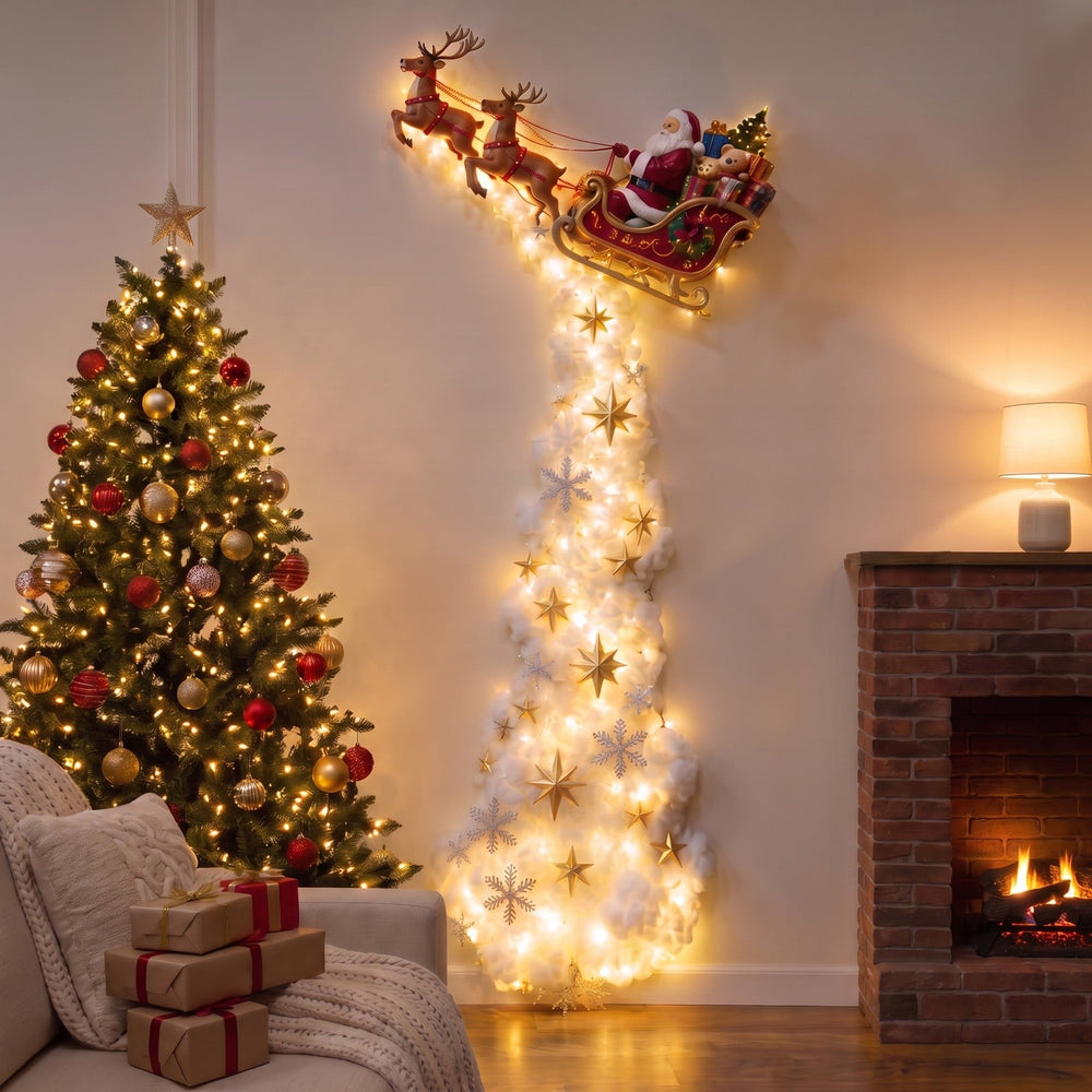 Luz de pared trineo de Papá Noel encendida junto al árbol de Navidad