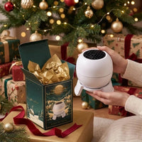 Sacando el proyector Taller del Duende de su caja de regalo junto al árbol de Navidad