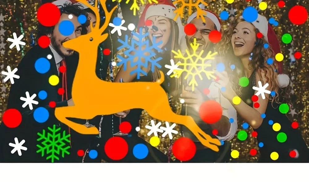 Un reno de colores proyectado sobre un grupo de amigos en una fiesta de Navidad